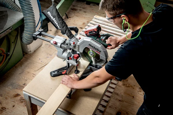 Metabo 614254650 kapówka akumulatorowa KGS 18 LTX BL 254 18 V 254 mm, 2×5,2 Ah